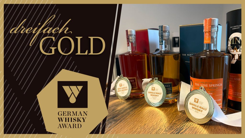 Drei Whiskyflaschen stehen nebeneinander. davor sind die Goldmedaillen platziert.